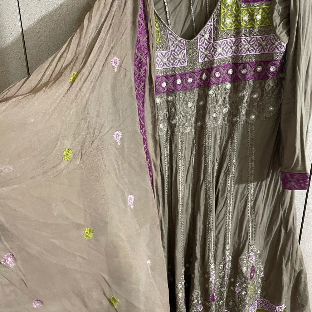 it’s kind a gray color beige or milk chocolate - Picture 2 of 4